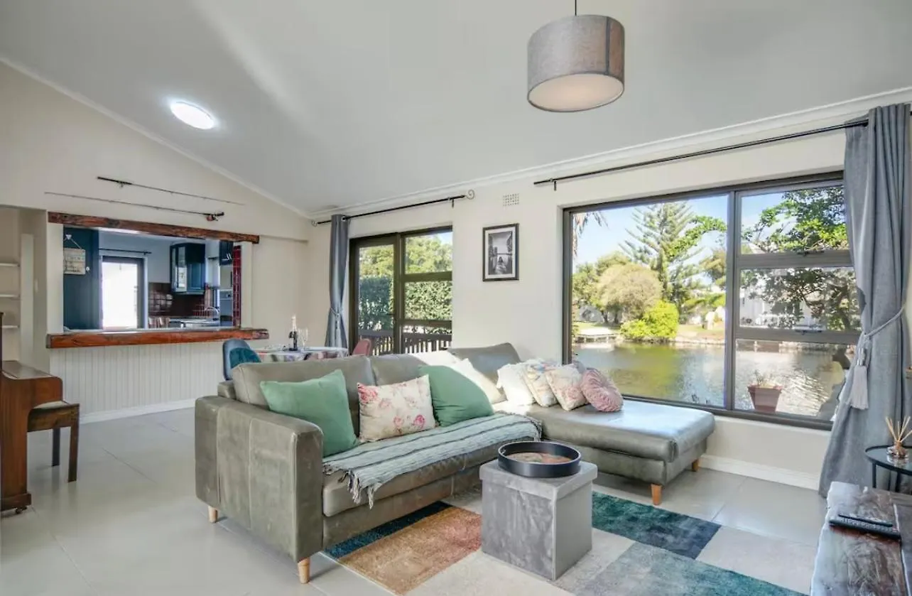Spearhead On Lake Accommodation-5A Marina da Gama